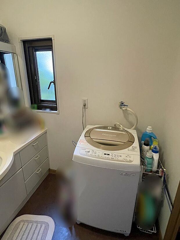 大きな洗濯機も楽々置ける洗面所の洗濯機置場。洗面所には窓もあり換気力十分です。