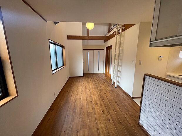 南側と西側に窓があり明るいお部屋です。吹き抜け天井に梁型がありおシャレな造りになっています。