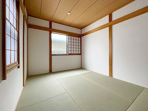 2階6帖の和室、2面に窓があり明るいお部屋です。