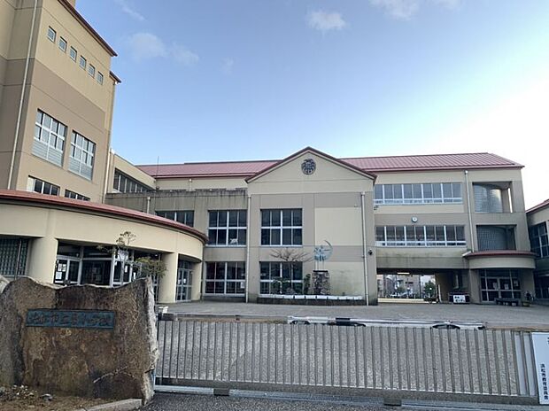 浜松市立東小学校まで徒歩約10分。約650ｍ。学校教育目標「やさしさ　元気　夢　いっぱい」　1917年に開校した100年以上の歴史がある学校です。