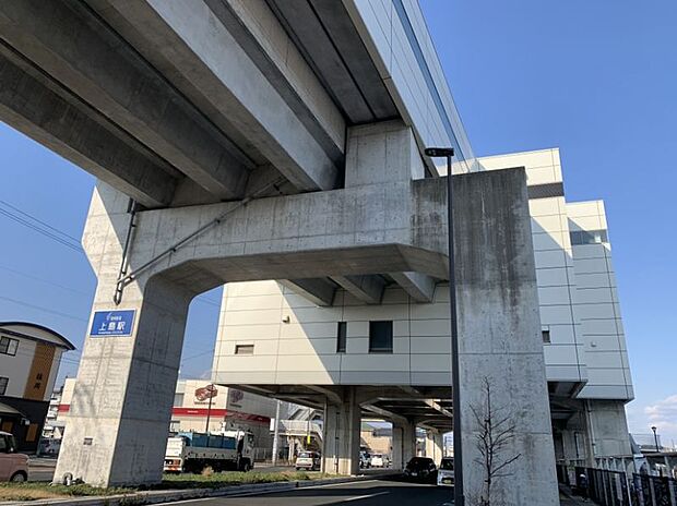 遠州鉄道「上島」駅　車約10分相対式ホーム2面2線の高架駅。直営駅であり、駅舎がある。早朝深夜の一部時間帯を除いて列車交換が行われる。