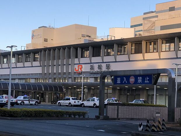 JR東海道本線「浜松」駅　車約6分東海道新幹線と東海道本線が乗り入れる浜松市の中心駅。新幹線・在来線間の乗換駅としても機能している。