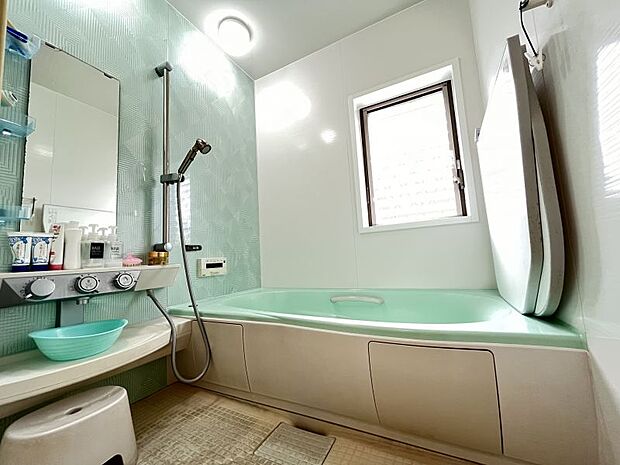 浴室は広いスペースがあるので快適に入浴していただけます。窓があり換気ができます！