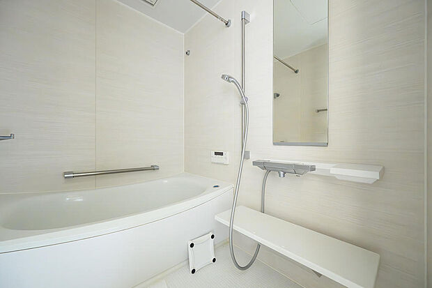 ■　浴室　■　白を基調とした清潔感のある浴室です。雨天時や夜の洗濯に嬉しい浴室乾燥機付きです。