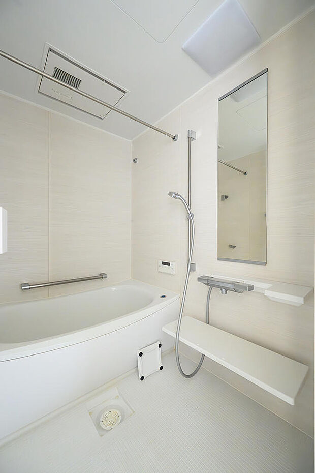 ■　浴室　■　白を基調とした清潔感のある浴室です。雨天時や夜の洗濯に嬉しい浴室乾燥機付きです。