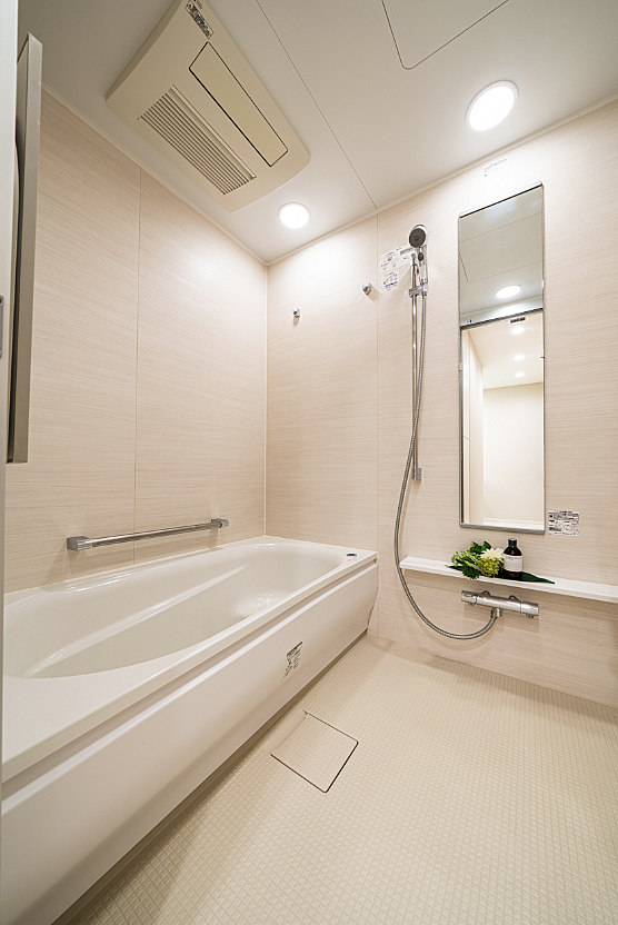 ■　浴室　■　清潔感のあるベージュを基調とした浴室です。寒い日や雨の日に嬉しい浴室乾燥機付きです！