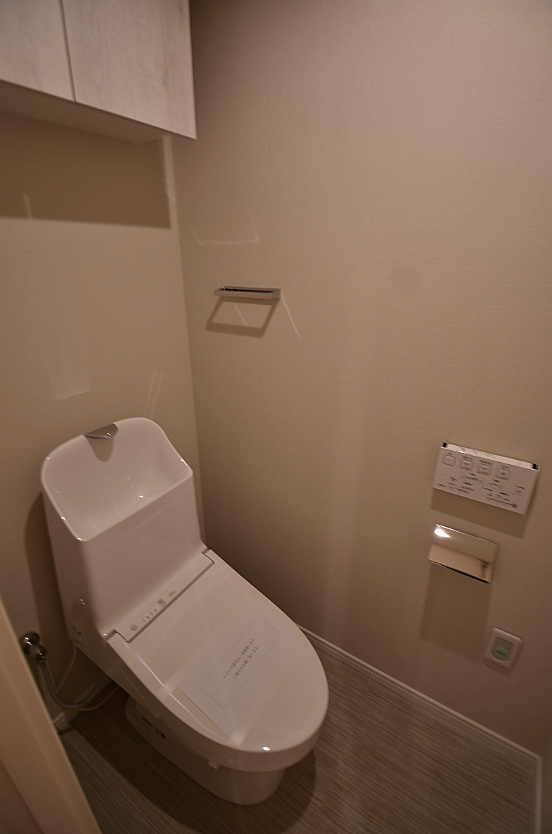 ■　トイレ　■　タンクレストイレは、空間を広く使え、掃除もしやすく便利です。