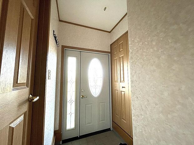 明かり取りの窓がおしゃれな玄関です。