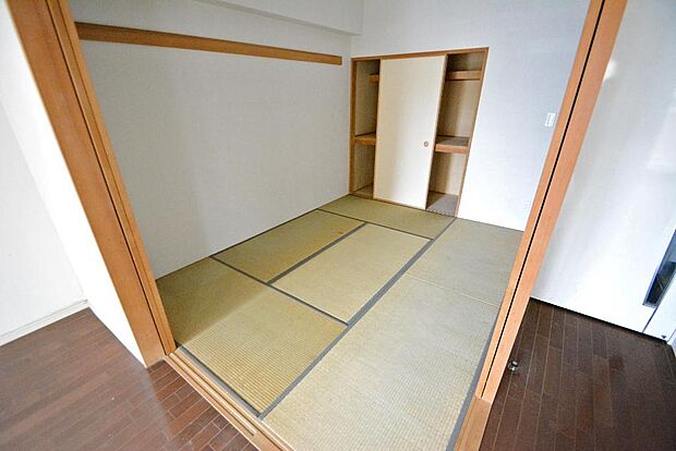 リビングから続く和室5.5畳。扉を閉めれば寝室など多様な使い方ができますね。