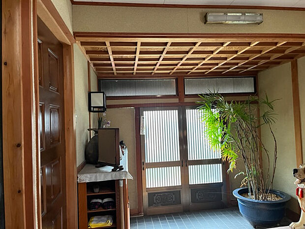 日本建築の立派な玄関が魅力的です。