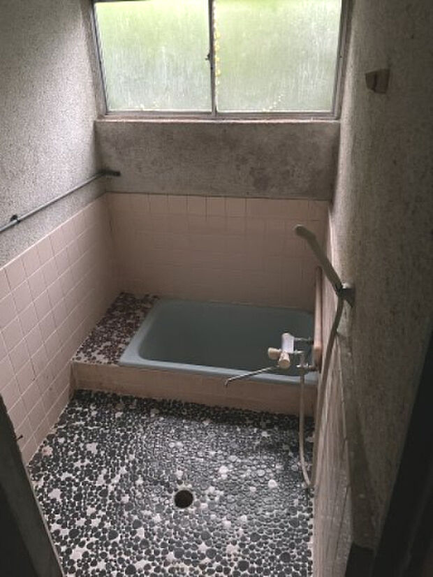 お風呂に窓があるため掃除の際の換気など、安心です。