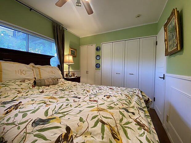 大きなベッドが置けるお部屋です。淡い緑の壁紙がおしゃれなお部屋です。