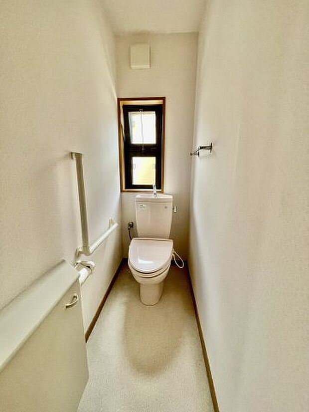 白を基調とした明るいトイレです。収納もあるので、清潔感も保てます。
