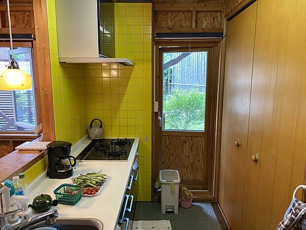 キッチン横にはウッドデッキに出られる扉もついてます。