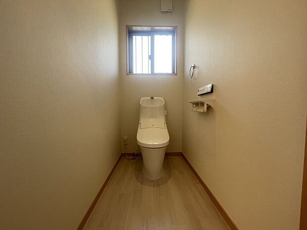 コンパクトで使いやすいトイレは温水洗浄便座で快適♪