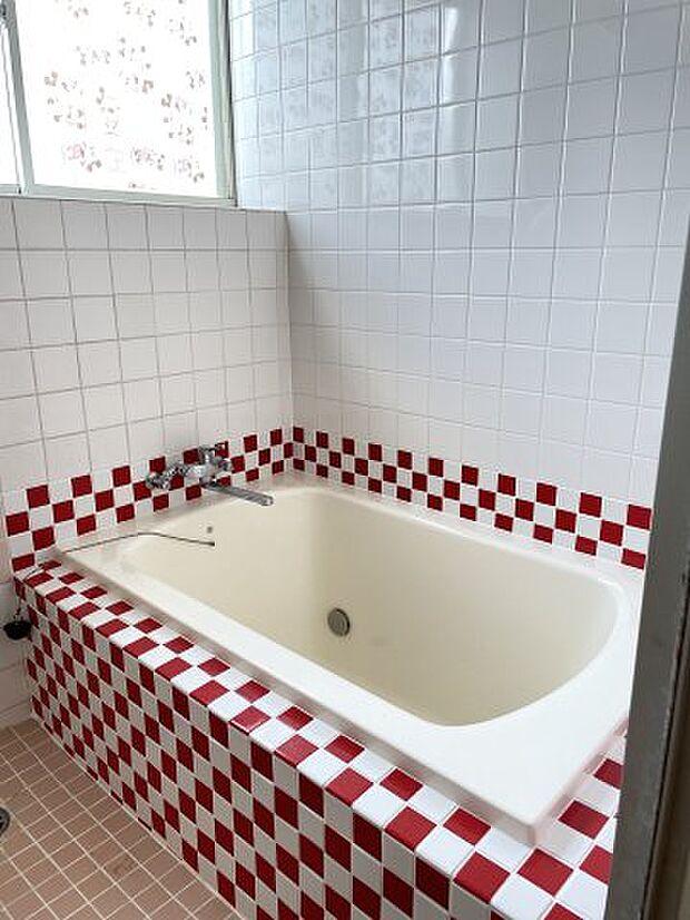 広々としたお風呂で、日々の疲れを癒しましょう。　赤と白のタイルが可愛いです。
