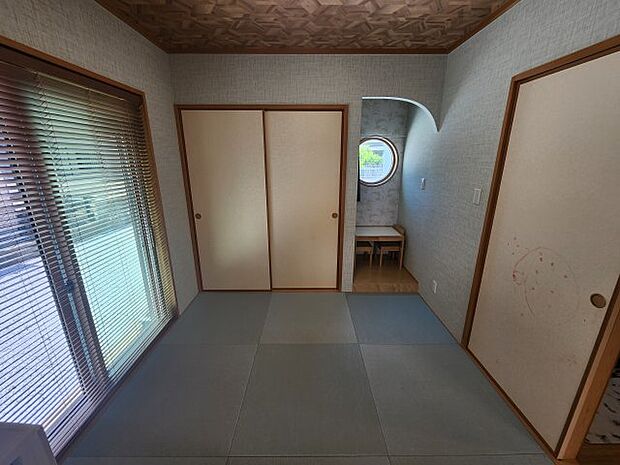 おしゃれな小窓がある和室です。