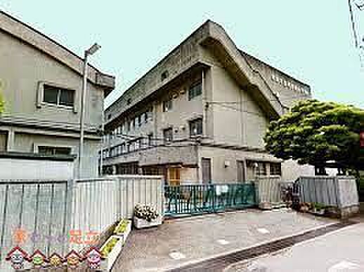 草加市立両新田小学校 徒歩12分。 900m