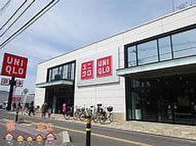 ユニクロ草加花栗店 徒歩8分。 600m