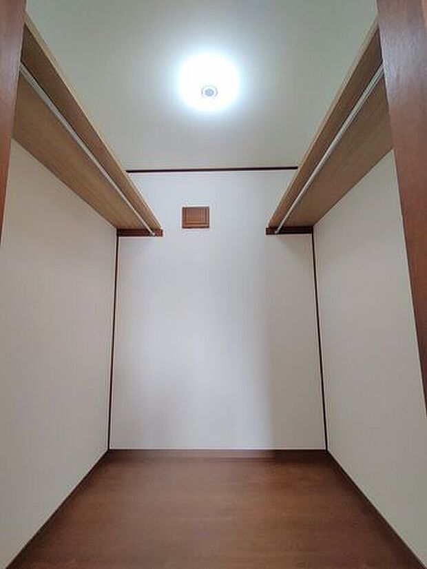 【2F洋室A収納】ウォークインクローゼット内部です。家具も収納できそうな広さです