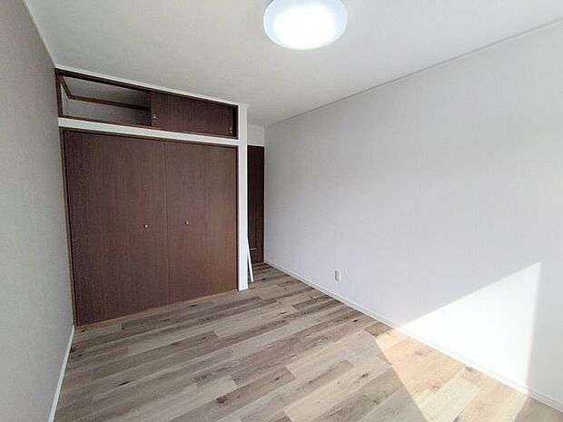 【洋室2】別角度です。建具と床材の色合いが落ち着いたデザインとなっており、穏やかに過ごせそうなお部屋です。