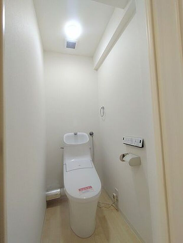 【トイレ】温水洗浄便座付きのトイレです。