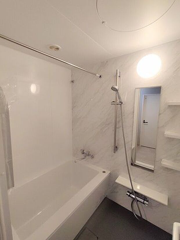【浴室】スライドバー付きシャワーフックがついておりますので、好きな高さでシャワーが使えます。