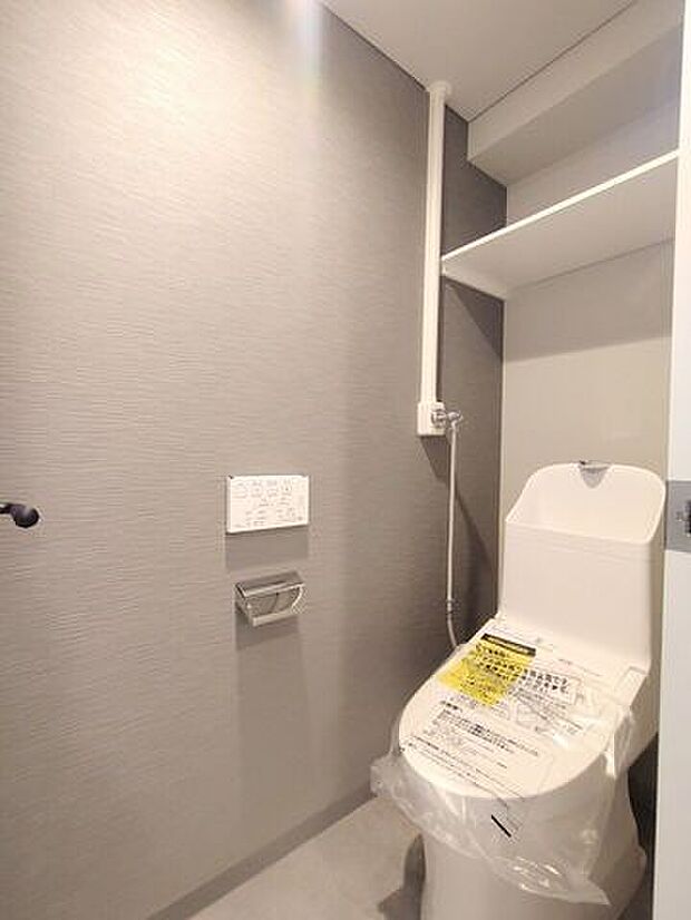【トイレ】お手入れのしやすい温水洗浄便座と一体型のトイレです。上部には備え付けの棚もございます。