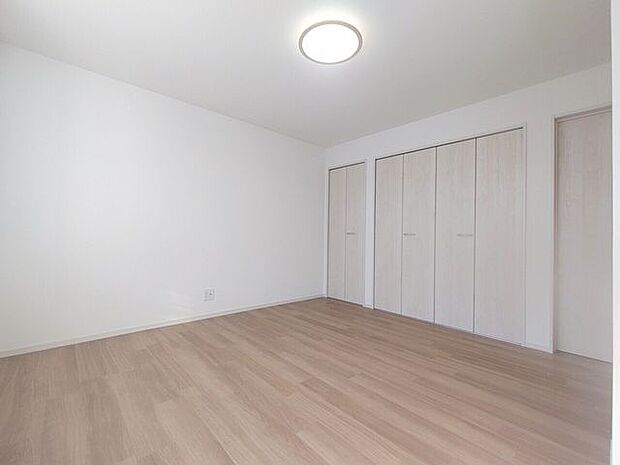 【2F洋室C】正方形で家具の配置がしやすい居室です。