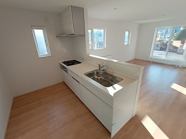 【2号棟キッチン】窓があり明るいキッチン、食器洗浄乾燥機もついていてとても便利です♪