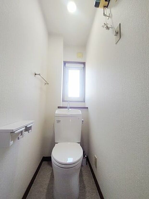 新品交換済みの2階トイレ。温水洗浄便座付き。家に2ヵ所あるトイレは来客時、ウイルス対策に、朝の混雑時にも役立ちます♪