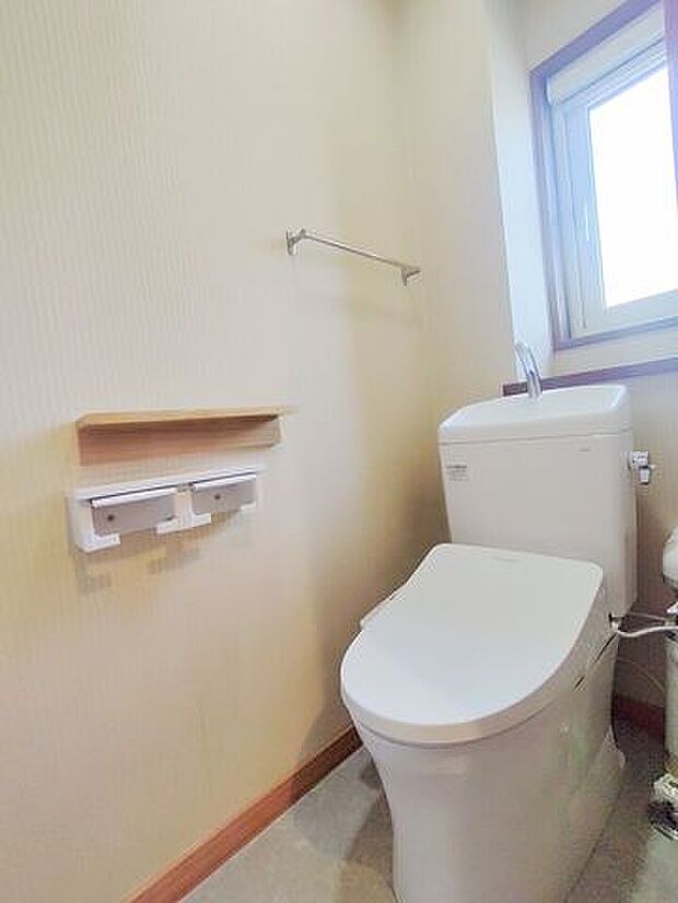 1階トイレは温水洗浄便座付きタイプへ新品交換済み。あると便利なカウンターや、ペーパーホルダーは二口タイプ。