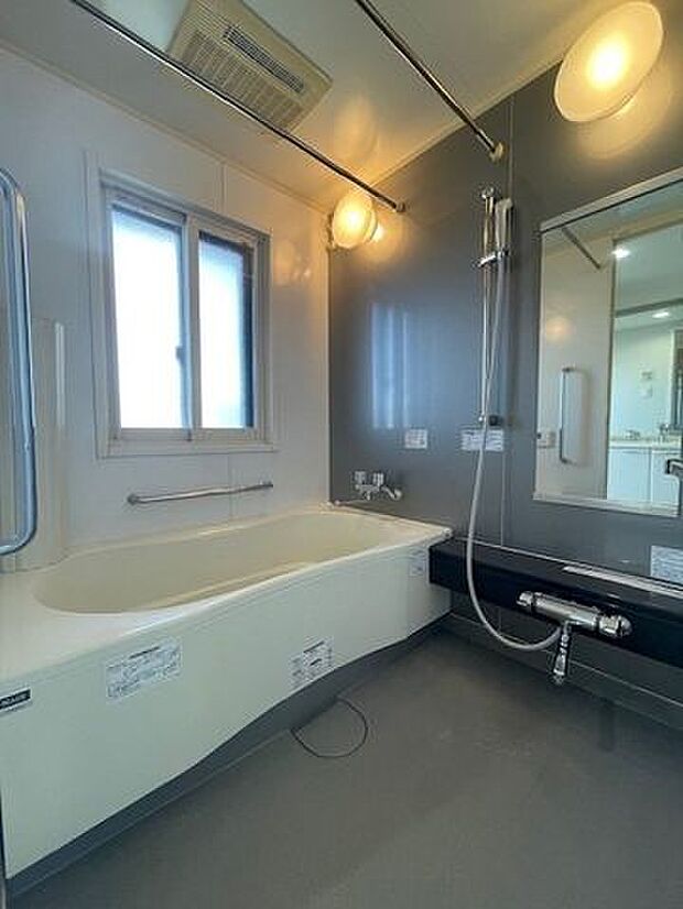 【浴室】窓付の浴室です。追い焚き機能もございますので、いつでも暖かく入浴タイムが楽しめます♪