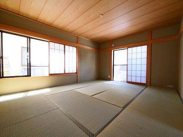 【約10.0帖の和室】畳の香りに癒され、和の空間を感じることのできる落ち着きある一部屋です。
