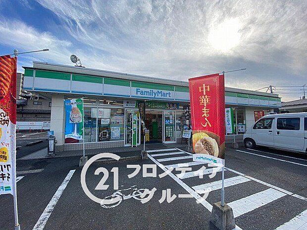ファミリーマート桜井薬師町店 徒歩12分。 190m