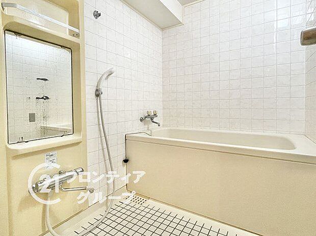 白を基調に清潔感のある浴室です。