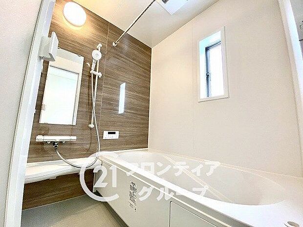 1坪以上の広々とした浴室には隠れた嬉しい設備がたっぷりついております。お掃除が楽にできたり、節水効果があったりと、バスタイムを快適にお過ごし頂けます！