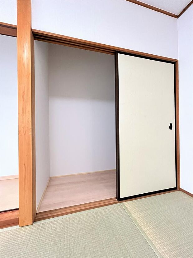 【リフォーム済】6帖和室には押入がございます。お客様用の座布団やお布団を収納するだけでなく、衣替え用の衣類も収納でき便利ですよ。