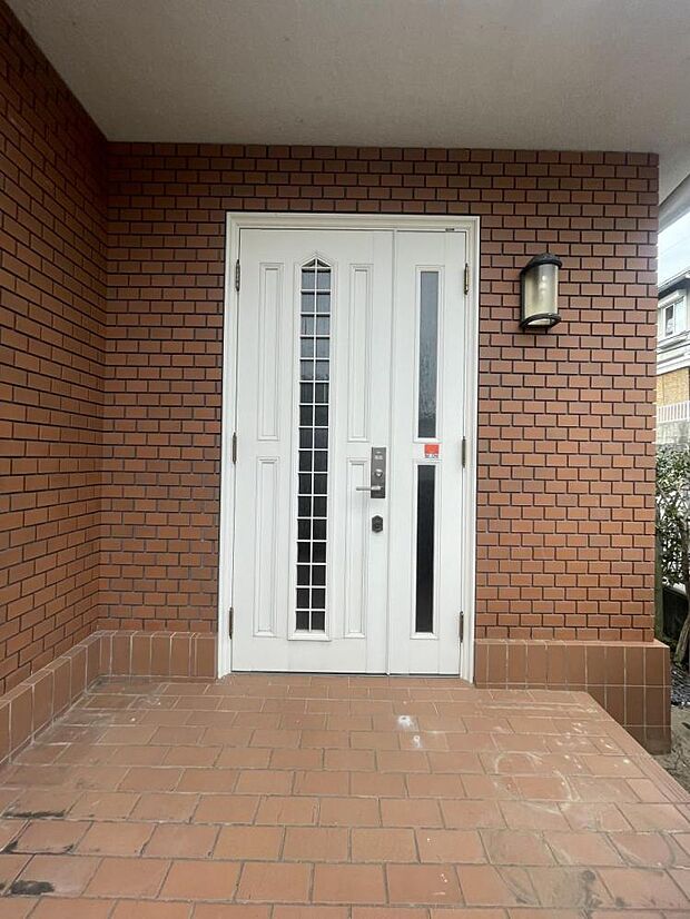 【リフォーム済】玄関の写真です。玄関ドアの鍵は交換を行いました。お家の顔となる部分、お客様が最初に目にする場所だからこそ、第一印象が大切ですね。