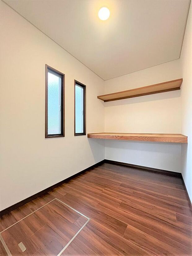 【リフォーム済】1階約8帖の洋室のクローゼットの写真です。天井と壁のクロスの張替えと床をフロアタイルに張替えました。枕棚があることでスペースを有意義に使うことができますよ。