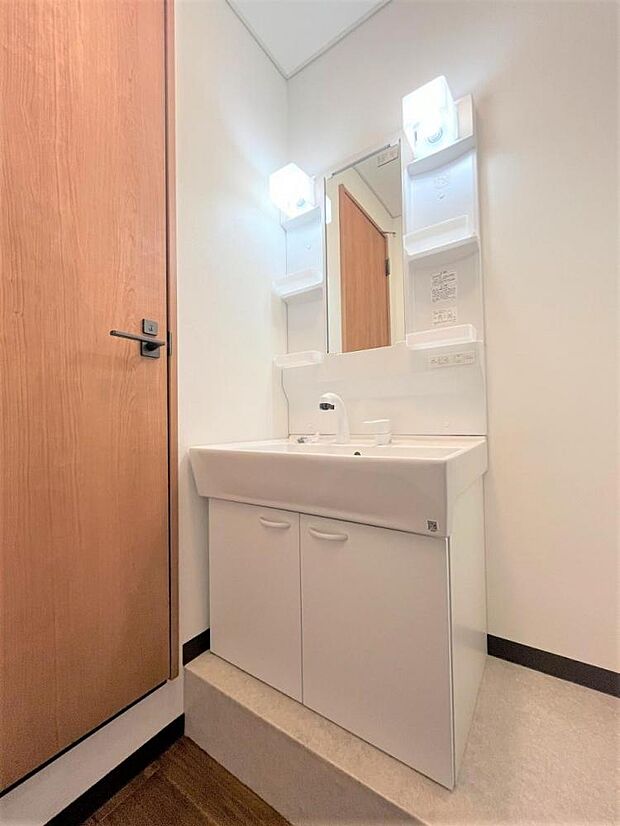 【リフォーム済】2階洗面室の写真です。こちらはにはハウステック製の洗面化粧台を設置しました。2階にも洗面台があるのは便利ですね。