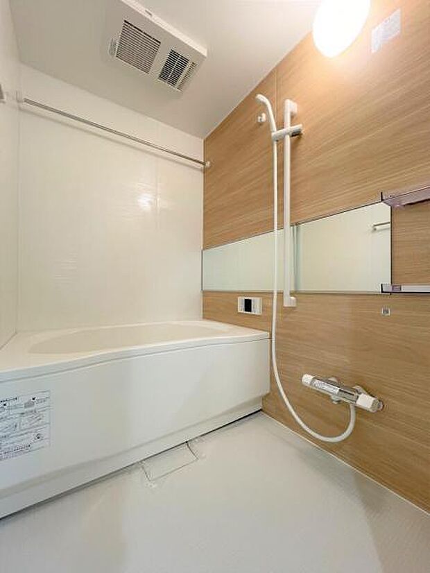 【リフォーム済】浴室は新品のユニットバスに交換しました。浴室乾燥機も付いておりますので24時間換気可能です。冬は入浴前に浴室を暖かくしてからお風呂に入る事もできますよ。
