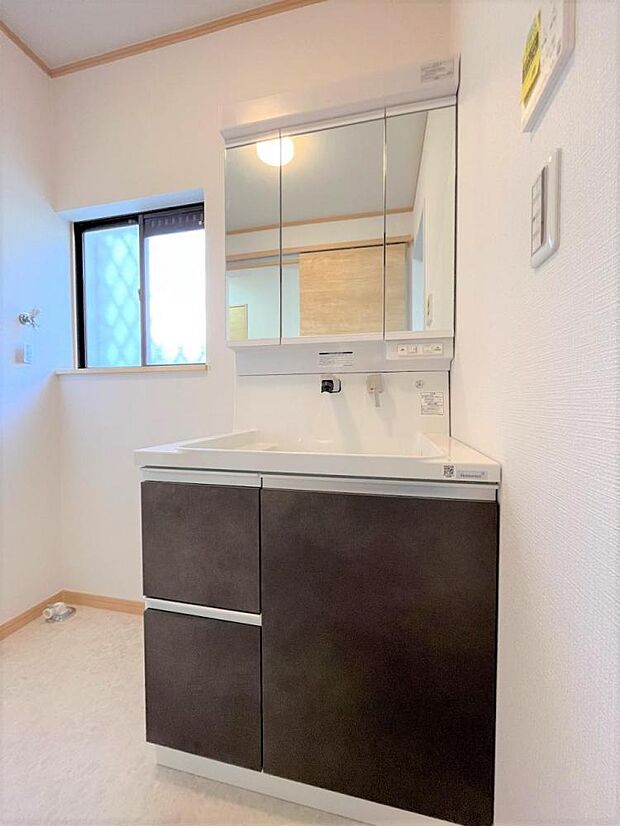 【リフォーム済】洗面化粧台はハウステック製の新品に交換しました。三面鏡の裏側はすべて収納になっています。洗面ボウルは底が平らなので、つけ置き洗いなどの家事でも活躍します。