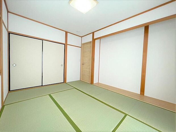 【リフォーム済】2階6.75帖和室の写真です。床は、畳の表替えと障子と襖を張り替えました。畳表が柔らかい和室は客間にいかがですか。イ草の香りが心地いい室内なら寛いでもらえそうですね。