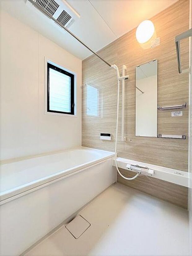 【リフォーム済】浴室は新品のユニットバスに交換しました。新品の浴槽で1日の疲れをゆっくり癒すことができますよ。こちらには浴室乾燥機も付いています。