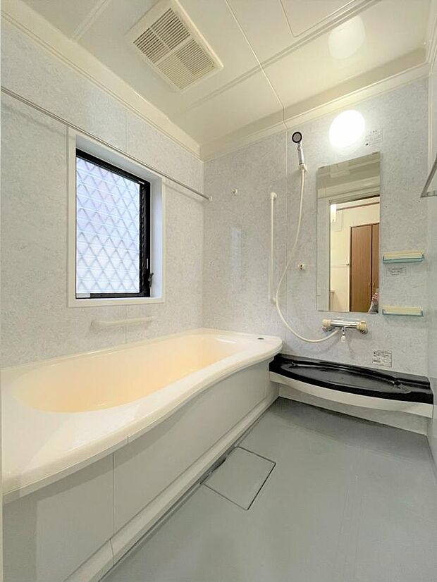 【リフォーム済】1階浴室の写真です。浴室はクリーニングを行いました。窓が付いていますので換気もラクラクです。