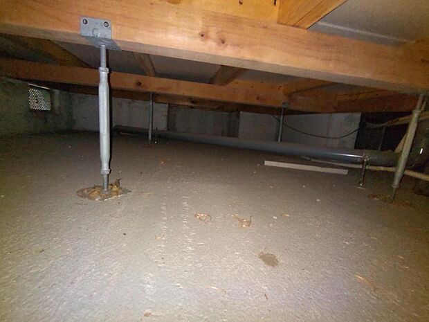 中古住宅の3大リスクである、雨漏り、主要構造部分の欠陥や腐食、給排水管の漏水や故障を2年間保証します。その前提で床下まで確認の上、シロアリの被害調査と防除工事もおこないます。