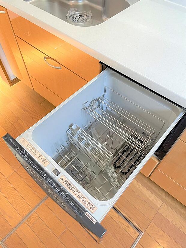【リフォーム済】キッチンには内蔵式の食洗機が付いています。こちらはクリーニングを行いました。内蔵式なので場所も取らずすっきり見えますよ。ボタン一つで食器を洗ってくれる食洗機は忙しい方の味方ですね。