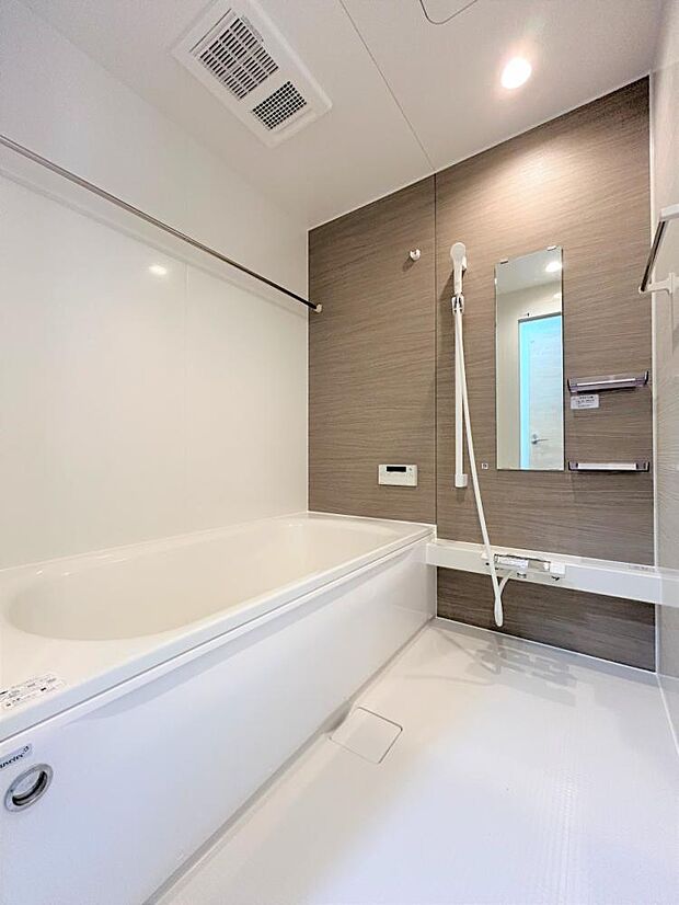 【リフォーム済】浴室はハウステック製の新品のユニットバスに交換しました。足を伸ばせる1坪サイズの広々とした浴槽で、1日の疲れをゆっくり癒すことができますよ