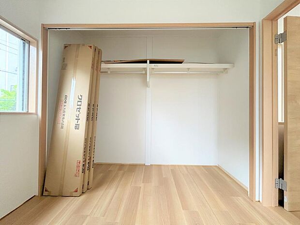 【リフォーム中】2階洋室4.5帖物入の写真です。枕棚とパイプハンガーを新設します。